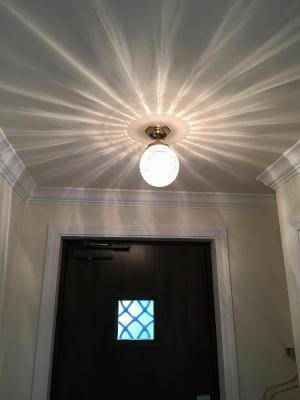 玄関ドアの飾り窓とのコラボが美しい天井灯106E/SAT-PB393―おしゃれな玄関の施工例
