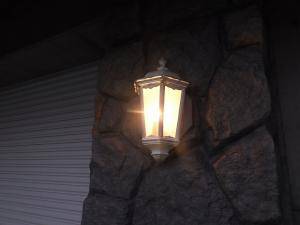 大きな石壁に設置された玄関ライトEW022/WB―おしゃれな照明の施工実例