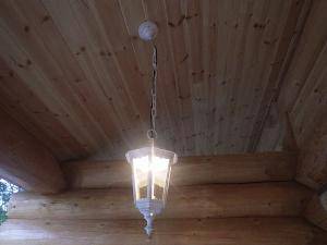 木の天井から吊るされたおしゃれな外灯―EH022