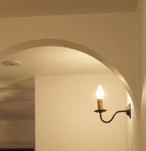 アールの垂れ壁によく合う廊下のブラケット-キャンドルタイプのおしゃれな照明WB801/Z