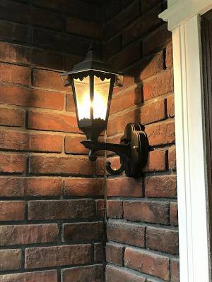 玄関灯として、レンガの壁に設置したEW022/BU―おしゃれなアンティーク風照明の施工実例