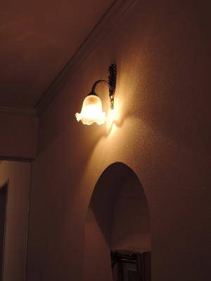 ニッチのある廊下の照明には小さなブラケットライトを