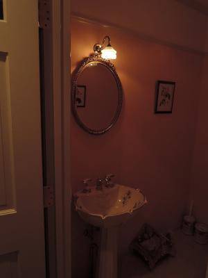 トイレのアンティークピンクの壁よく似合うブラケットライト