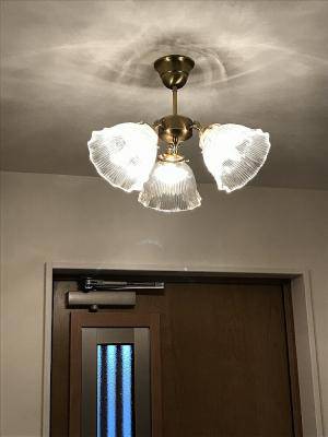 3灯タイプの天井灯にレトロなガラスを組み合わせた照明器具―PB615H/3+201/CLR