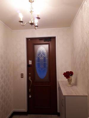 シックな玄関に3灯のキャンドルタイプシャンデリア―おしゃれな玄関の施工写真