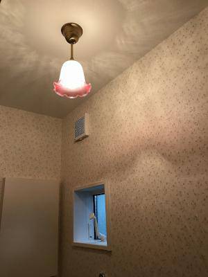 天井に広がる光の模様が美しい、おしゃれなトイレのシーリングライト