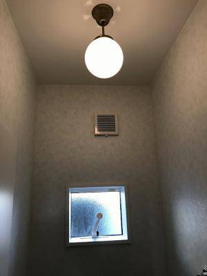 白いボールガラスがシンプルさを強調する天井灯―トイレのおしゃれな照明器具