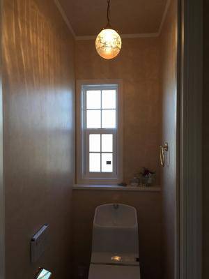 トイレの照明として、壁に映りこむ光が美しい106E/SAT-HJ7のペンダントライト
