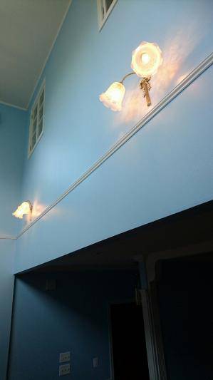 青く塗ったリビング壁に2灯のブラケットライトWF340/2+352E/SAT―おしゃれなリビングの照明施工例