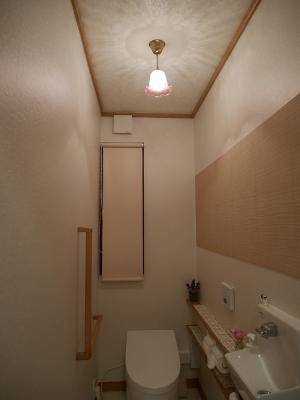 機能的でおしゃれなトイレにあたたかな光の照明-352ered-pb391h