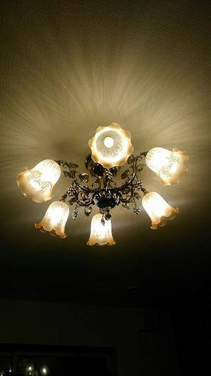 6灯の天井づけシャンデリアをリビングの照明として。葡萄の装飾とエッチングガラスの組み合わせがクラシカルでおしゃれ