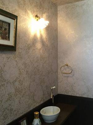 クラシックな雰囲気でおしゃれなトイレの壁の照明としてWB235+475/CLR