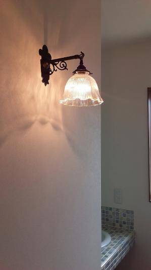 洗面の照明として使われたブラケットライトwb251z+201clrは鏡の上ではなく、横の壁に