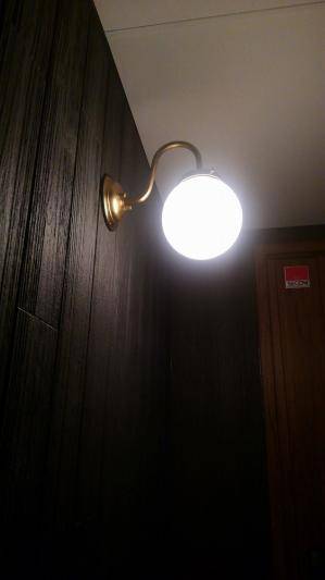 真鍮の灯具にガラスシェードを組み合わせたおしゃれな外灯―EW243/G+106/MAT。シックな雰囲気の玄関ポーチに玄関灯として設置頂きました