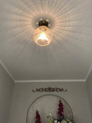 天井に映りこむ光の模様が美しい玄関照明―おしゃれな照明器具の施工写真