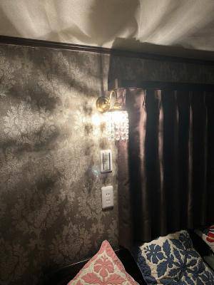 素敵な壁紙とおしゃれなブラケットライト―寝室の施工例