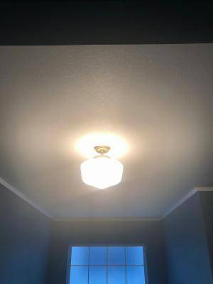シックで落ち着いた廊下の天井に設置した照明器具―アンティーク風のおしゃれなシーリングライト181/MAT-PB394