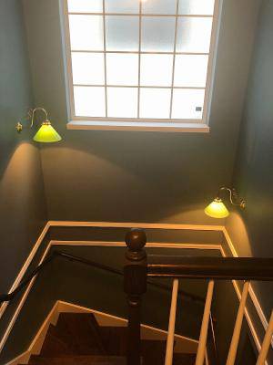 青緑の壁紙が美しい、洋館風の邸宅の階段照明―おしゃれなトラディショナル照明の施工例
