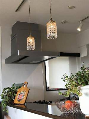 洗練されたシンプルなキッチンカウンターに、高級感あるクリスタルの輝き―おしゃれなキッチン施工例