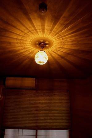 放射状に広がる光が美しい、和室のおしゃれなシーリングライト