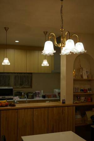 ダイニングルーム、そして奥に写るキッチンにも照明器具を取り付け頂きました。装飾性あるアンティーク風照明で、おしゃれな空間に