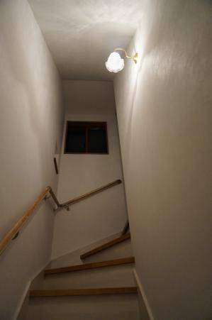 エッチングガラスを通して出る光が柔らかで綺麗なブラケットライト―おしゃれな階段の照明施工例