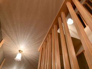 洗練されつつもレトロで愛らしい雰囲気の邸宅廊下の天井照明―おしゃれなアンティーク風照明