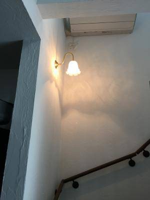 階段に設置頂いたブラケットライト―シンプルな真鍮製灯具とおしゃれなガラスシェードを使った照明器具