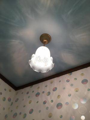 水玉模様の壁紙が愛らしいトイレの照明に、エッチングガラスを用いたおしゃれなシーリングライト