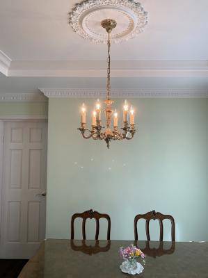 食卓セットや淡いグリーンの壁で優美な空間のダイニング―真鍮製でトラディショナルなシャンデリアの施工例