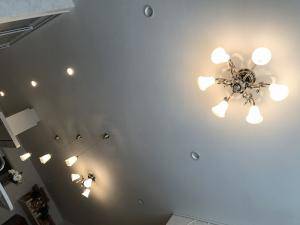 コンコルディア照明のアンティーク風照明でコーディネートしたリビング・ダイニング・キッチンの全景―おしゃれな照明器具施工例
