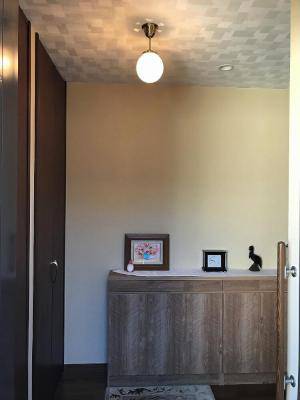 玄関のおしゃれな照明―シンプルな丸いフロストガラスと真鍮製灯具の組み合わせが上品な天井灯