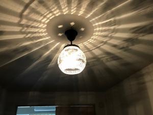 マンションの寝室の天井灯は綺麗な影が天井に映りこんでいます。