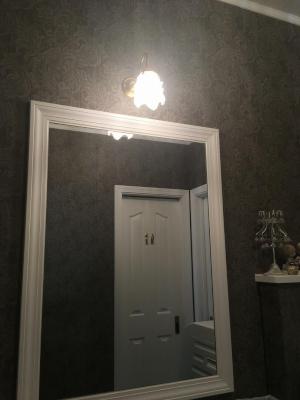 洗面所の大きな鏡の上のブラケットライトWB811+235/SAT