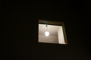 洗面の照明ですが、夜に外から見える位置に取り付けられているのが特徴－183/MATのペンダントライト