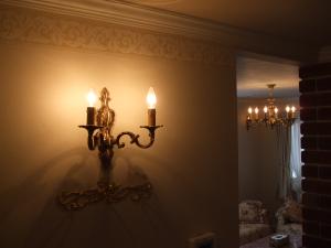西洋の邸宅を思わせる素敵な廊下に設置した、真鍮製のブラケットライト。キャンドルデザインがおしゃれで本格的です
