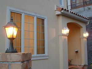 南仏を思わせるおしゃれなデザインのお家に設置した、同シリーズの門柱灯と玄関ライト-コンコルディア照明の外灯施工例.jpg