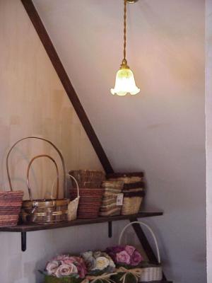 お花屋さんに飾られた可愛いペンダントライトーローズショップ「Biedermeier」様