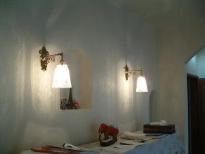 白壁の西洋邸宅の廊下に設置した、クラシックな壁照明―ブラケットライトWB251+965/SAT
