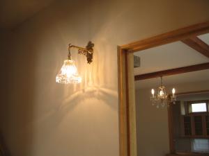 廊下の壁に設置したブラケットライト。クリアガラスがキラキラとしておしゃれです