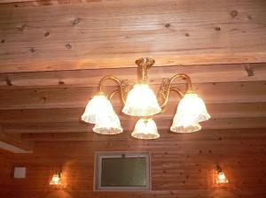 おしゃれなリビング施工例―木の天井や壁に良く似合うガラスシェードを使ったシャンデリア