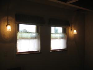 寝室の照明として、ブラケットライト-WB241+965/SAT-を2台窓の両脇に設置