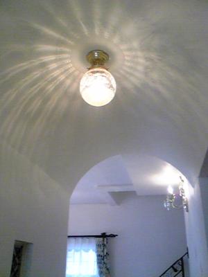 エッチングガラスを通して出る光の模様が美しいシーリングライト―廊下のおしゃれな照明器具