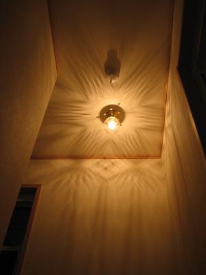 天井や壁に美しい陰影の模様が映りこみます―廊下のおしゃれなアンティーク風照明