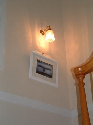 階段に飾った絵を照らしつつ、階段の照明にもなっている。おしゃれなアンティーク風ブラケットライトです