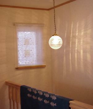丸いエッチングガラスがおしゃれなペンダントライトを階段照明として-106ESATのガラスを使った照明器具