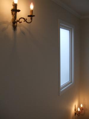 真鍮製の2灯のキャンドル型ブラケットライトを階段の照明として-アンティーク風のおしゃれな照明WB427/2