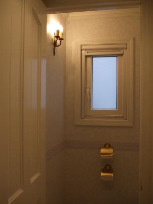 トイレの照明として設置した真鍮製ブラケットライト。本格的なクラシックデザインながらも小柄です