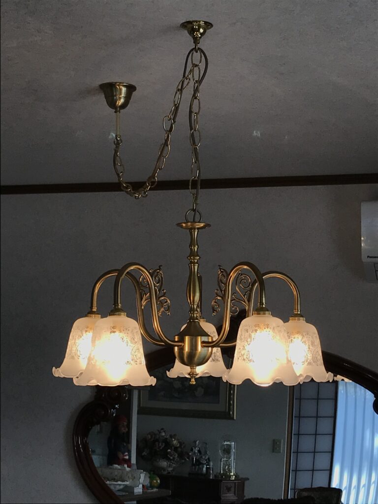電源位置から一度横に振ってから、ダイニングテーブルの真上に吊るす－クラシックで上品な灯りのシャンデリア　S42邸