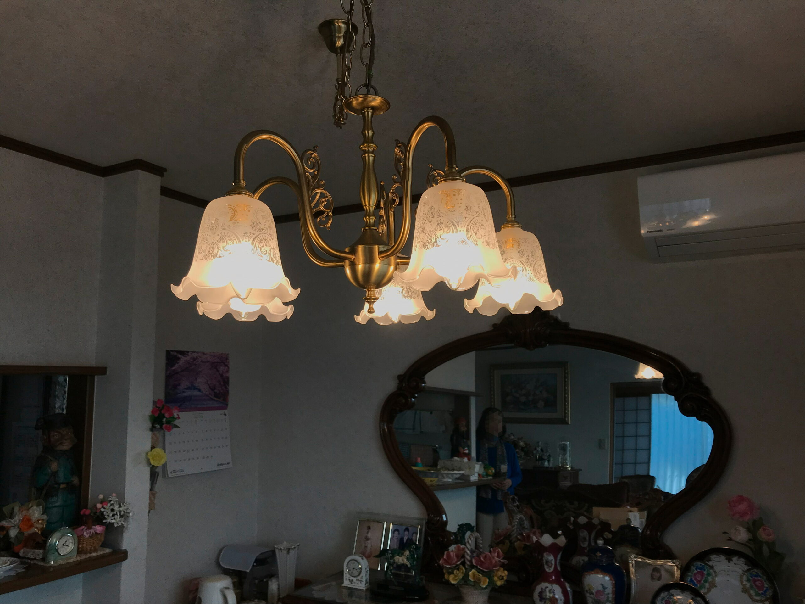 KR142★ テーブルシャンデリア 電源位置から一度横に振ってから、ダイニングテーブルの真上に